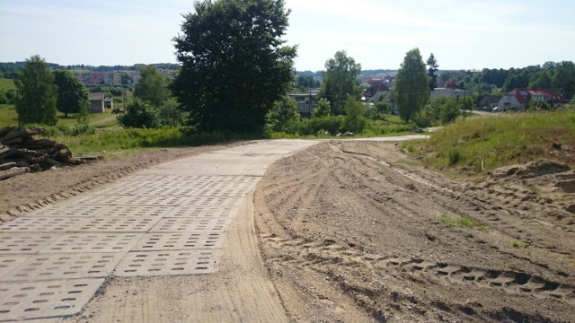 Walczą o remont ulicy Jaśminowej. Gmina zamierza położyć płyty betonowe