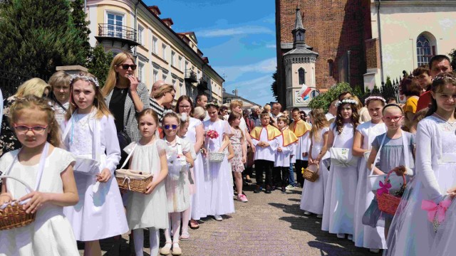 Boże Ciało 2022 w Piotrkowie. Procesja od Fary zorganizowana wspólnie z Jezuitami