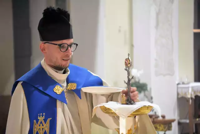 Relikwie Dzieci Fatimskich – świętego Franciszka i świętej Hiacynty od 13 października znajdują się w kościele pw. Męczeństwa Świętego Jana Chrzciciela w Międzychodzie (13.10.2022).