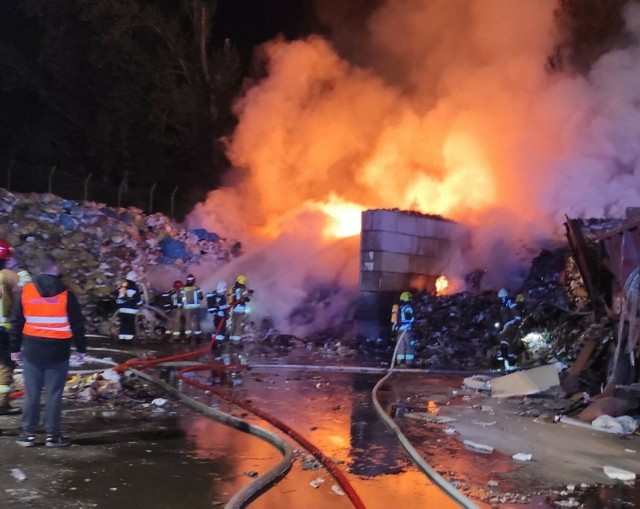 Nocą płonęło składowisko odpadów w Czechowicach-Dziedzicach