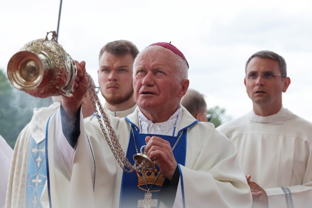 Metropolita przemyski abp Adam Szal (C) podczas mszy świętej w ramach głównych uroczystości XXXI Pielgrzymki Rodziny Radia Maryja na Jasnej Górze.