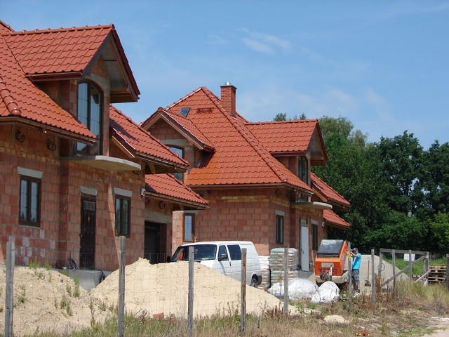 Ulica Wiosny Ludów w Zgierzu od strony Jastrzębia Górnego, stała się wielkim placem budowy domów jednorodzinnych.