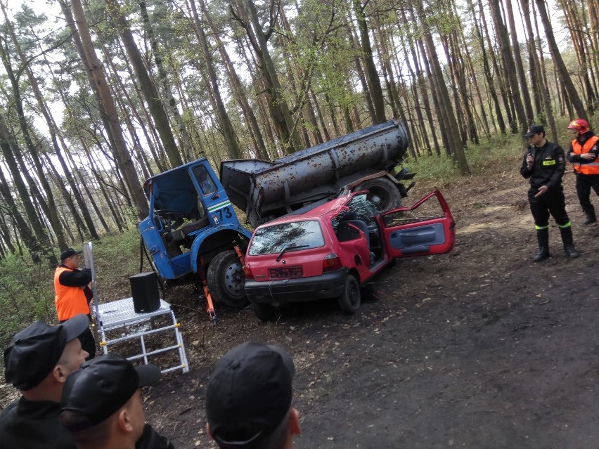 Samochód osobowy wbił się pod ciężarówkę - ćwiczenia leszczyńskich strażaków [ZDJĘCIA]