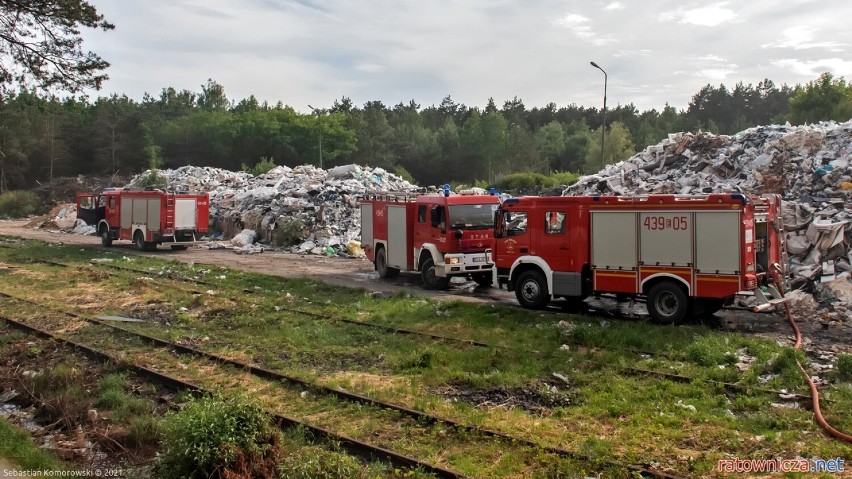 Pożar odpadów w Woli Łaskiej. Trwa dogaszanie składowiska. Komunikat władz Łasku