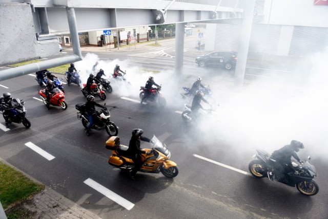 Motocyklista uderzył w filar betonowej kładki dla pieszych w Zielonej Górze. Nie udało się go uratować