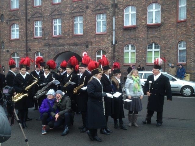 Barb&oacute;rka na katowickim Nikiszu - od wczesnych godzin rannych orkiestra g&oacute;rnicza przygrywa chodząc po osiedlu na tzw. &quot;pobudkach&quot;  (fot.Anna Kołodziejczyk)