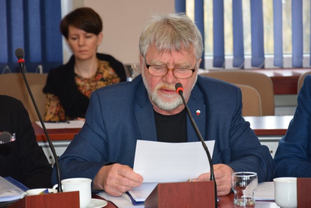 Radny powiatu Andrzej Chatłas sugeruje, by oszczędności w budżecie poszukać w Powiatowym Urzędzie Pracy w Sępólnie, a ściśle - w ilosci zatrudnionych urzędników