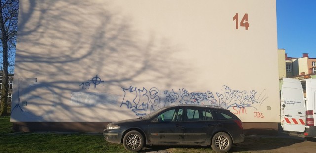 Miasto walczy z wandalami i usuwa ze ścian budynków graffiti. Zobacz kolejne zdjęcia. Przesuwaj zdjęcia w prawo - naciśnij strzałkę lub przycisk NASTĘPNE >>>