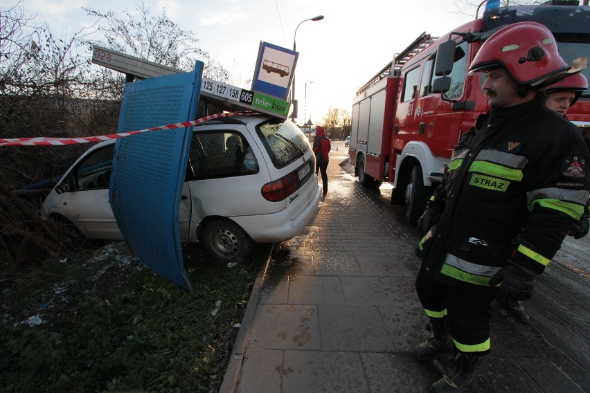 Kraków: wypadek na Przewozie. Samochód wjechał w przystanek [ZDJĘCIA]