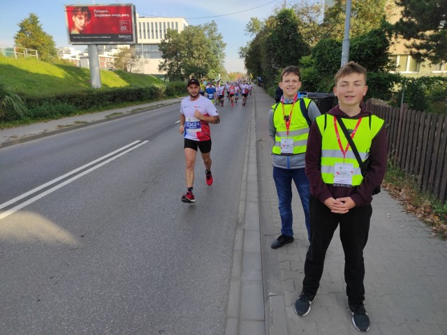 Uczniowie ze Świętochłowic już po raz kolejny wzięli udział w wolontariacie w trakcie Silesii Marathon. KLIKNIJ W GALERIĘ ZDJĘĆ i zobacz na czym polegała pomoc uczniów, podczas sportowego wydarzenia.