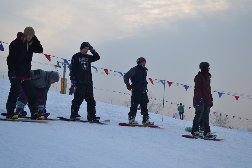 Górka Środulska Sosnowiec: snowboardziści na półce i balkonie [ZDJĘCIA]
