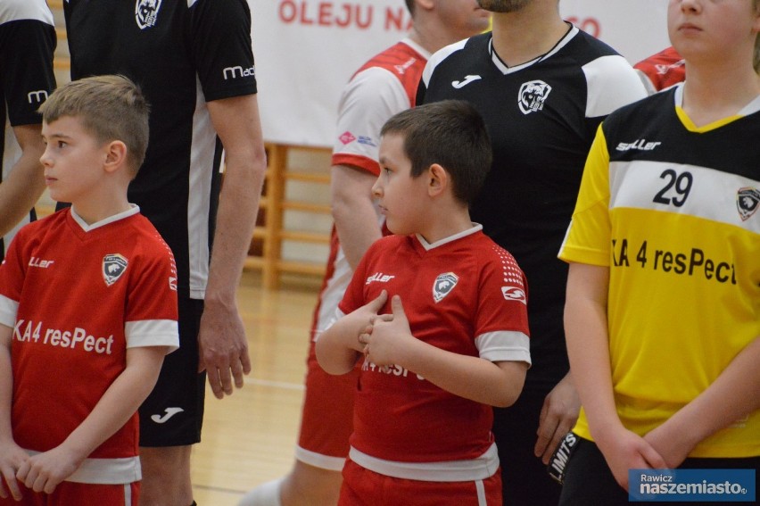 Rawicz. Petro-Lawa Futsal Rawicz przegrywa z Futsal Gostyń. Hala w Sierakowie pełna kibiców. Oddano hołd Kobe'emu Bryantowi [ZDJĘCIA]