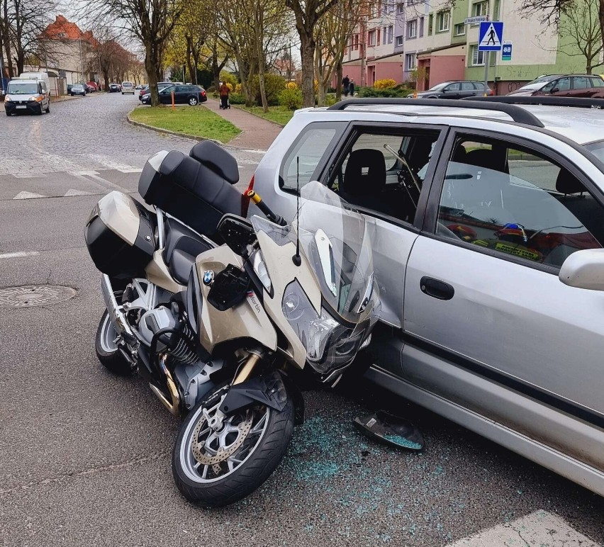 Motocykl uderzył w bok samochodu osobowego.