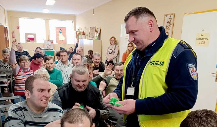 Policjanci z Poddębic o bezpieczeństwie seniorów na spotkaniu w Pęczniewie ZDJĘCIA