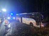 Jechali do pracy, mieli wypadek. Autokar wypadł z drogi i uderzył w drzewo. Dwie osoby poszkodowane