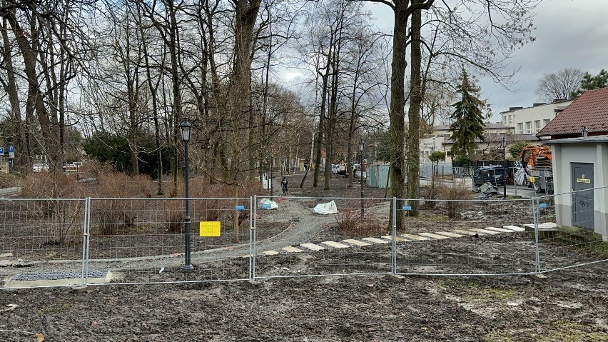 Na Plantach w Bochni trwa betonowanie alejek, widoczna jest już konstrukcja nowej fontanny. Zobacz zdjecia