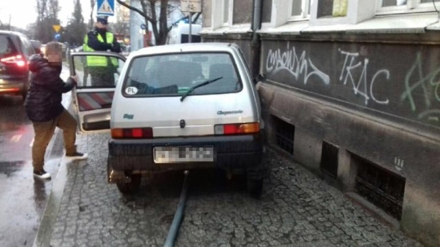 Do zdarzenia doszło we wtorek, 5 marca, na ul Reja w Zielonej Górze. Kierująca fiatem cinquecento wypadła z drogi i uderzyła w kamienicę.

Kierująca jechała ul. Reja w kierunku ul. Wojska Polskiego. Nagle wpadła w poślizg, wjechała na chodnik, ścięła znak drogowy i uderzyła w budynek.

Jak się okazało, kobieta nie posada uprawnień do prowadzenia samochodu. Na szczęście nikomu nic się nie stało.

Zobacz też: Zielona Góra. Wypadek na ul. Chrobrego. Kierowca hyundaia uderzył czołowo w kamienicę [ZDJĘCIA, WIDEO]

