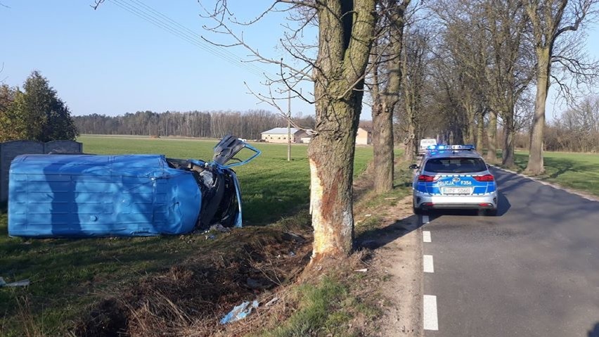 Wypadek w Kolonii Olszowa koło Ujazdu. Kierowca zakleszczony w busie [ZDJĘCIA]