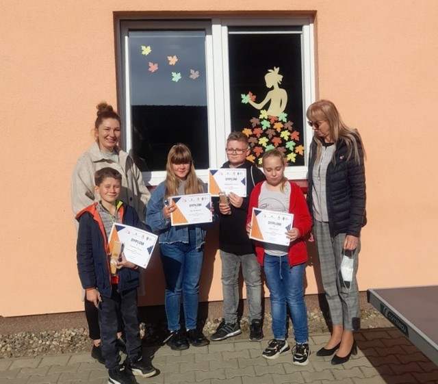 ZSP Nądnia gmina Zbąszyń: Uczniowie reprezentowali szkołę  w 6. edycji konkursu „List do Taty”