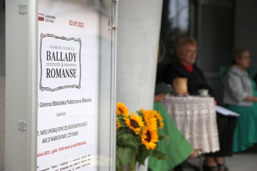 Narodowe Czytanie 2022 w Wieluniu. Spotkanie z "Balladami i romansami" Adama Mickiewicza przed miejska biblioteką ZDJĘCIA 