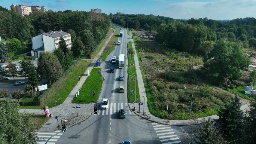 Krajobraz wzdłuż ul. Kocmyrzowskiej mocno się zmienił. Będzie szeroka droga, ale wyciętych drzew jednak żal 