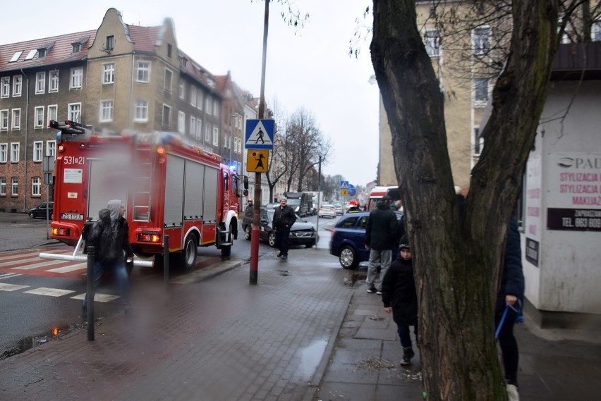 Kolizja w Stargardzie. Trener wymusił pierwszeństwo na taksówkarzu i wjechał w budynek [ZDJĘCIA, WIDEO]