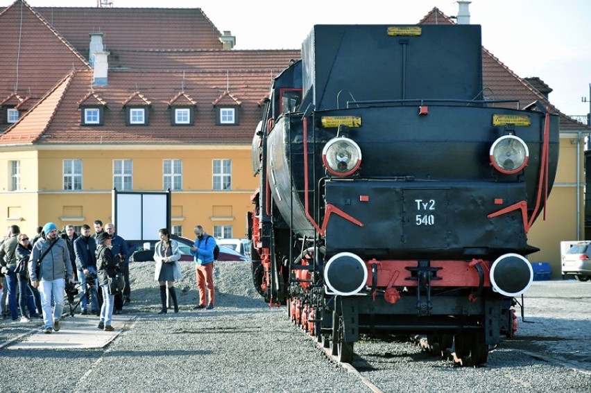 Zabytkowy parowóz  jest ozdobą dworca kolejowego w Legnicy [ZDJĘCIA]