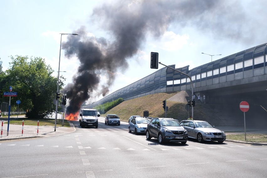 Groźny pożar samochodu osobowego w Warszawie. Pojazd doszczętnie spłonął. Nikt nie został ranny 