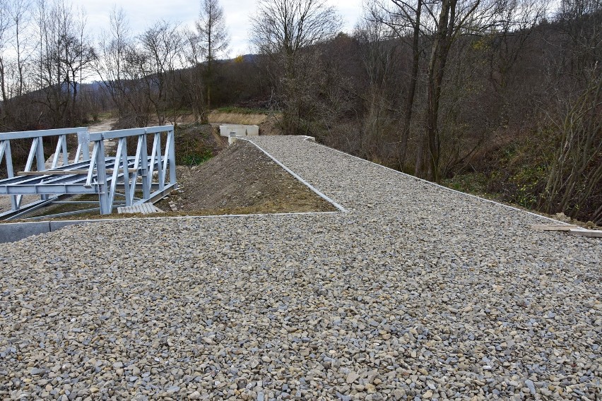 Klimkówka. Starostwo Powiatowe w Gorlicach buduje odcinek ścieżki nad zalewem. Jest tam kilka urokliwych miejsc [ZDJĘCIA]