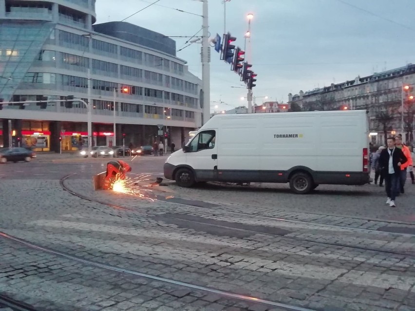 Wrocław. Uwaga, awaria. Na placu Grunwaldzkim pękła szyna