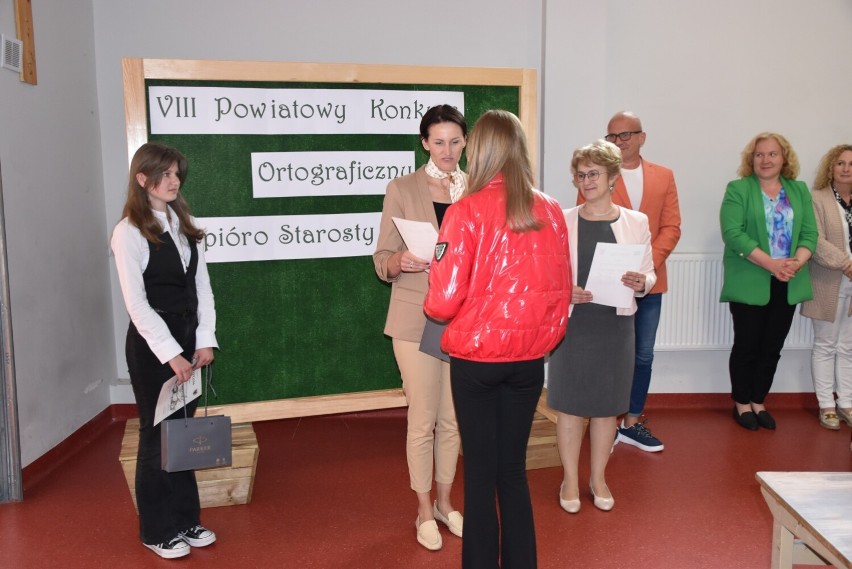 Konkurs ortograficzny w Opatówku. Uczniowie walczyli o pióro starosty kaliskiego. ZDJĘCIA