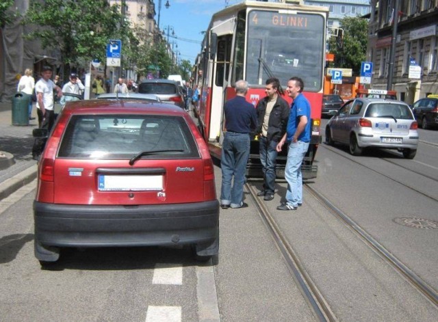 Tak parkują w Bydgoszczy... [na zdjęciu: ulica Gdańska]