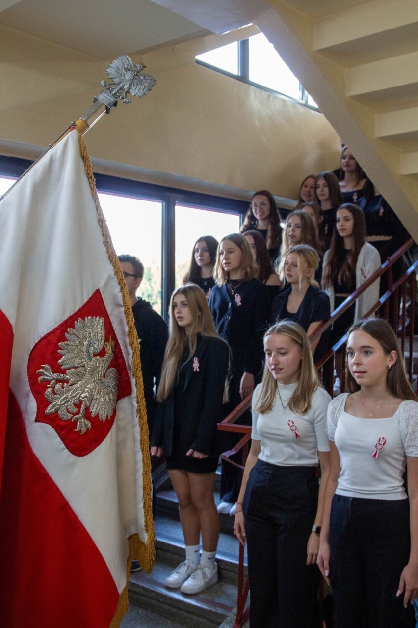 Patriotyczne śpiewanie w Zespole Szkół Ekonomicznych w Radomsku. ZDJĘCIA