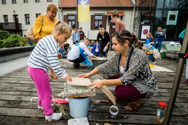 Plenerowego Święta Papieru w Bydgoszczy odbyło się 21 sierpnia na drewnianym podeście przy budynku Galerii Sztuki Nowoczesnej na Wyspie Młyńskiej. Uczestnicy za pomocą specjalnych sit uczyli się czerpać papier, poznali technikę barwienia papieru czy wydmuchiwali niezwykłe wzory. Inspiracją do tworzenia prac była czynna do 28 sierpnia wystawa "Leon Piesowocki. Artysta Generała Władysława Andersa"