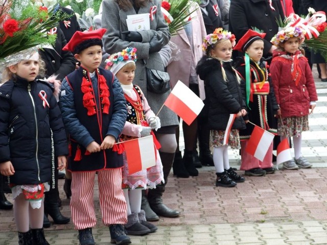 W Bukownie uroczystości z okazji Święta Niepodległości rozpoczęły się mszą św. w intencji Ojczyzny w Kościele Parafialnym pw. św. Andrzeja Boboli. Następnie w uroczystym pochodzie przemaszerowano pod Obelisk ku czci Żołnierza Polskiego przy ul. 1 Maja. Po odegraniu przez Orkiestrę Dętą ZGH "Bolesław" hymnu państwowego młodzież ze Szkoły Podstawowej nr 1 przedstawiła patriotyczny program artystyczny