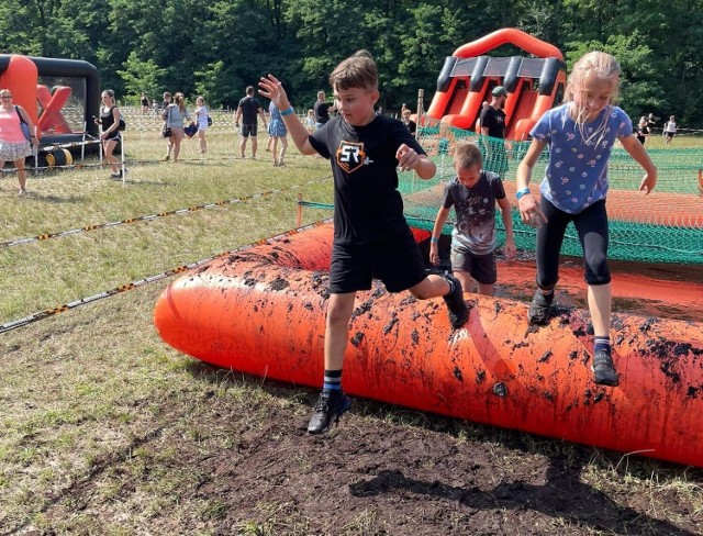 Survival Race Kids - bieg z przeszkodami dla dzieci i młodzieży odbył się w sobotę, 27 września na terenach koło stadionu lekkoatletycznego w Kielcach. Takie imprezy odbywają się w całej Polsce, odbyła się i u nas. Żartowano, że "Błoto wciąga" ale coś w tym jest. Wystartowała aż 800 dzieci w trzech kategoriach wiekowych! Rywalizacja była niesamowita. 

Zobaczcie wyjątkową rywalizację na kolejnych slajdach