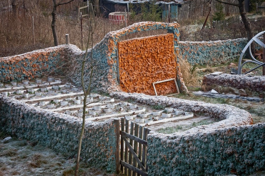 W ogrodzie budowle z pianki montażowej, jedyne takie na świecie wzniósł wałbrzyszanin Edward Łuc