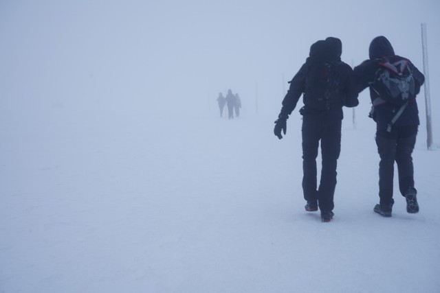 Szlaki  w Karkonoszach zimą bardzo często to jedno wielkie lodowisko. Nawet w rakach na butach ciężko jest wędrować