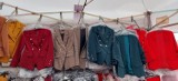 Sukienki, spódnice, spodnie, żakiety, bluzy i mnóstwo innych ubrań na targowisku przy ulicy Dworaka. Duży wybór i atrakcyjne ceny [ZDJĘCIA]