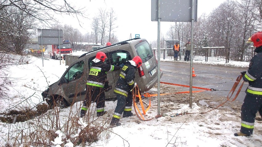 Wypadek drogowy w Czarnym Borze: Samochód zawisł nad rzeką (ZDJĘCIA)