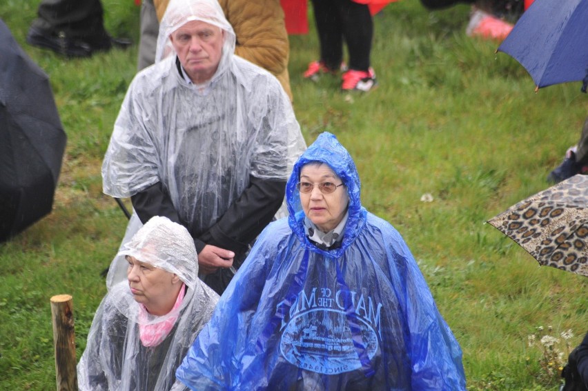 Święto Miłosierdzia Bożego. Tysiące pielgrzymów modliło się w deszczu [ZDJĘCIA]