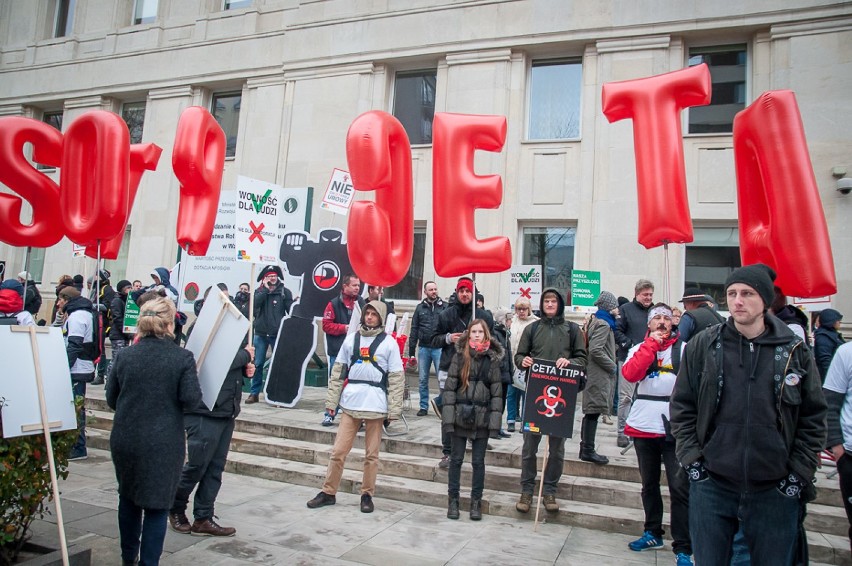 Protest przeciwko CETA i TTIP w Warszawie. "Polska wolna od...