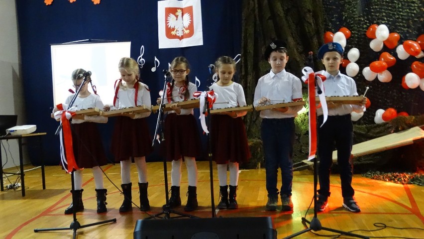 Uczniowie śpiewali pieśni żołnierskie i  patriotyczne