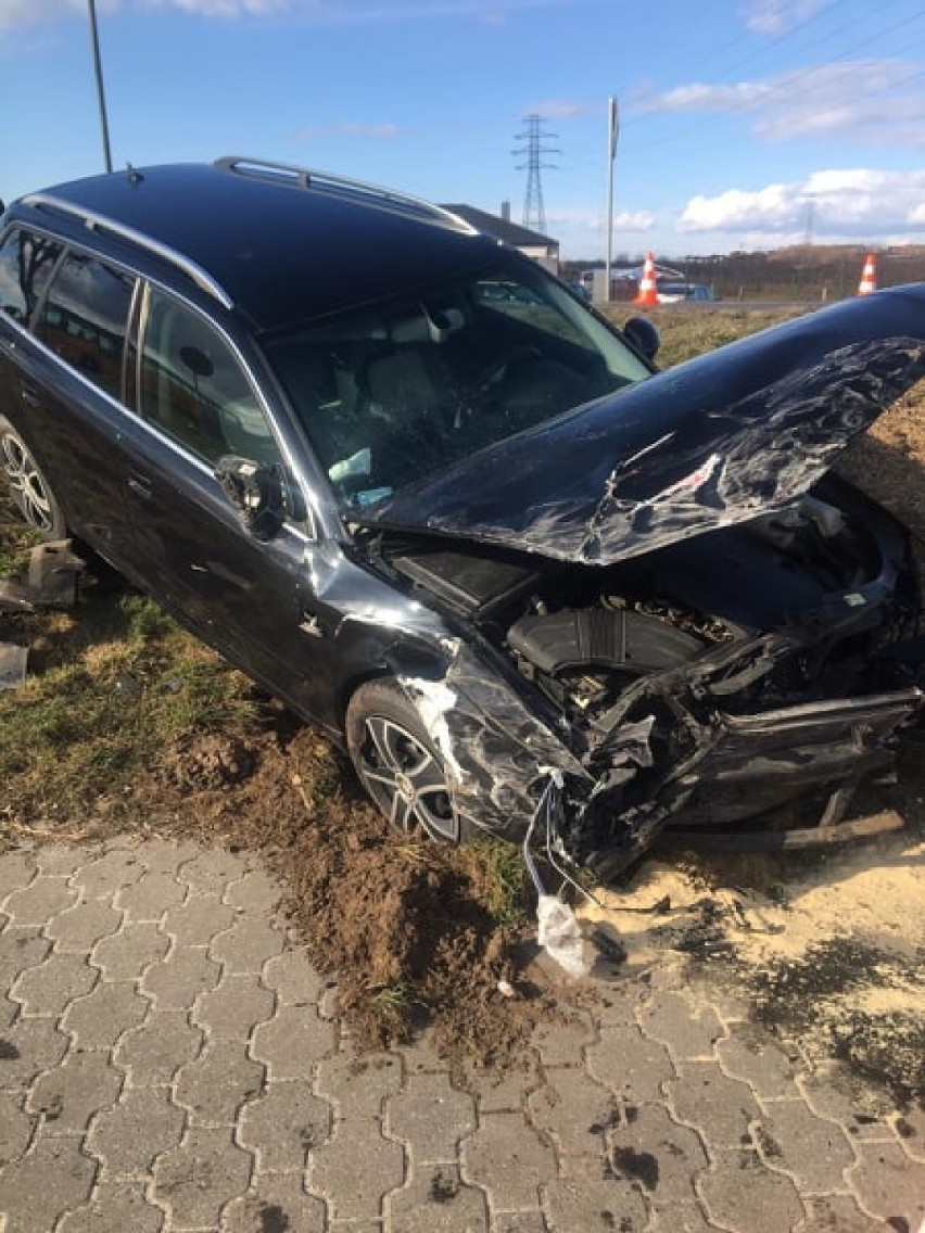 Wypadek w Nochowie. Doszło do zderzenia dwóch samochodów osobowych. Utrudnienia na DW 432