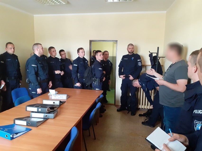 Lębork. Większa liczba policjantów patrolujących miasto. Słuchacze odbywają praktyki.