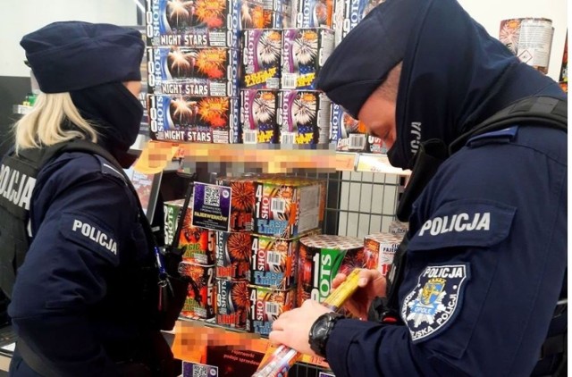 Opolscy policjanci kontrolują miejsca sprzedaży fajerwerków.