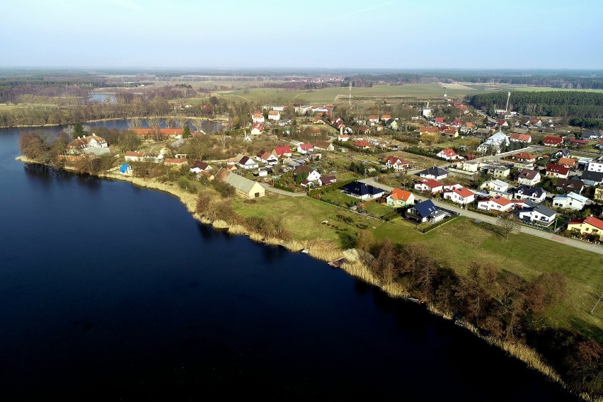 Na zdjęciach Grzegorza Walkowskiego zobaczymy jezioro, ale...