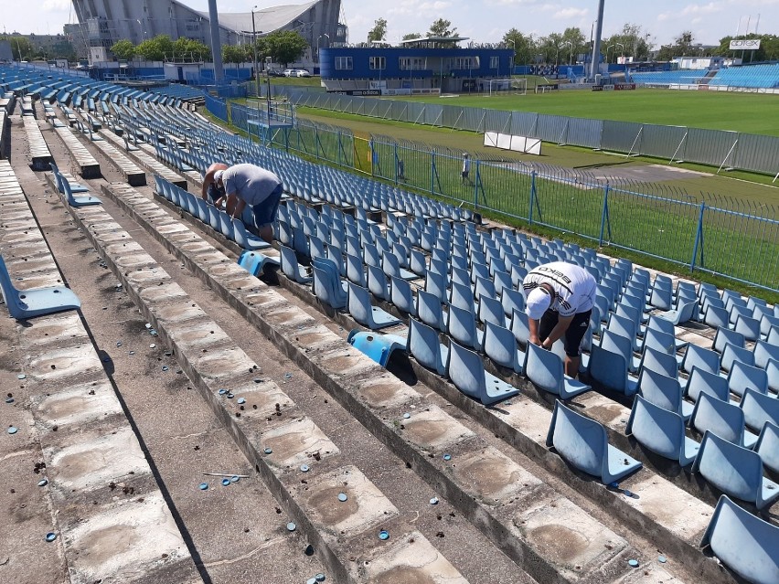 Krzesełka ze stadionu z Wisły Płock trafią do Lipiec Reymontowskich. A to dopiero początek [ZDJĘCIA]