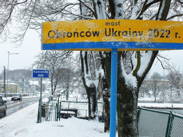 Przy moście z upustem na rzece Kamiennej, w ciągu ulicy Radomskiej w Starachowicach, są już nowe tablice