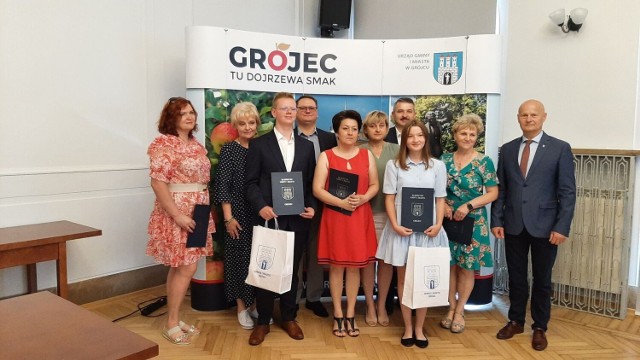 Nagrody dla najlepszych uczniów ze szkoły w Grójcu.